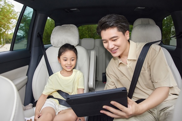 摄图网_507722467_父亲和女儿在车内看平板(企业商用).jpg 摄图网_507722467_父亲和女儿在车内看平板(企业商用).jpg