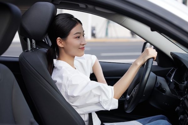 摄图网_501779460_年轻女性白领驾车(企业商用).jpg 摄图网_501779460_年轻女性白领驾车(企业商用).jpg